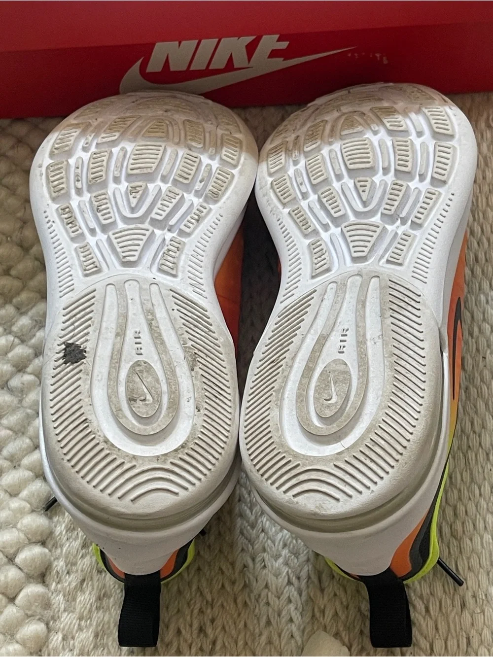 Nike Air Max Axis RF. Size 5Y.